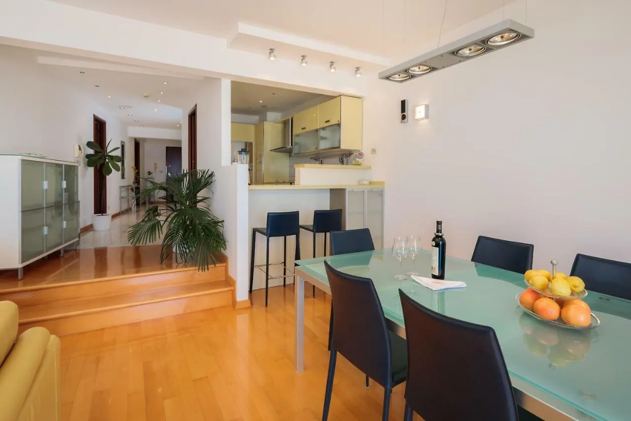 Seaside Apartment Gold 1Row Split