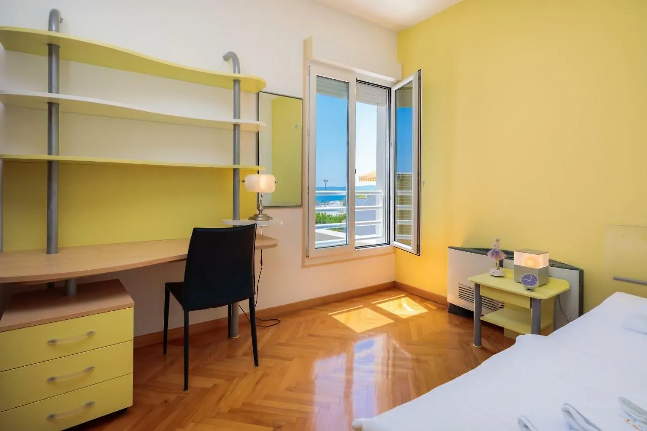 Seaside Apartment Gold 1Row Split