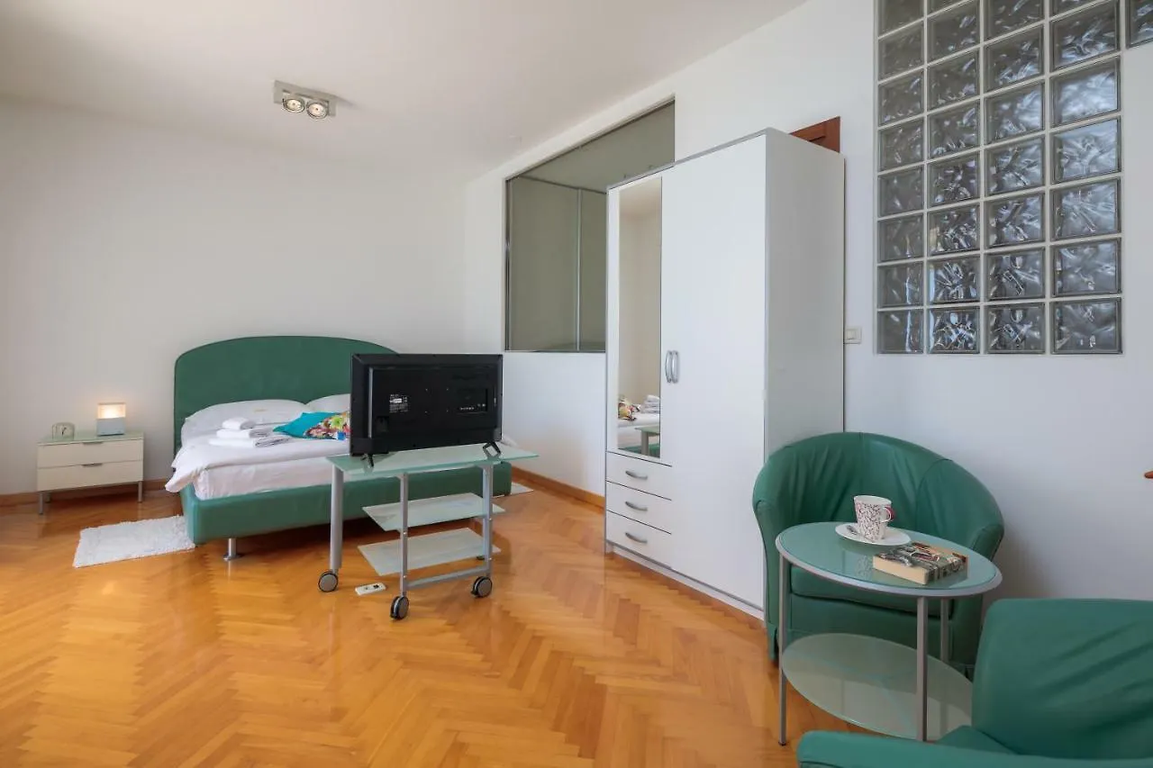 Seaside Apartment Gold 1Row Split Croatia