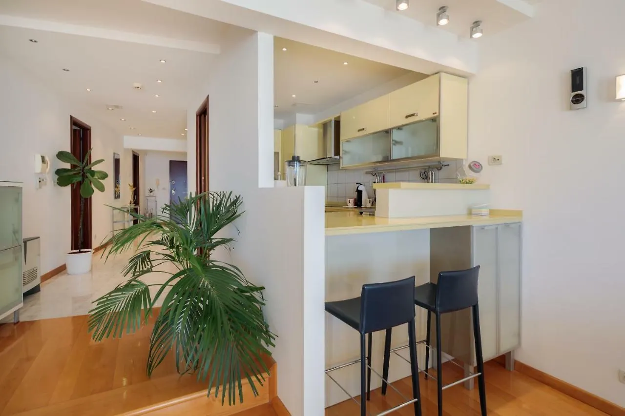Seaside Apartment Gold 1Row Split