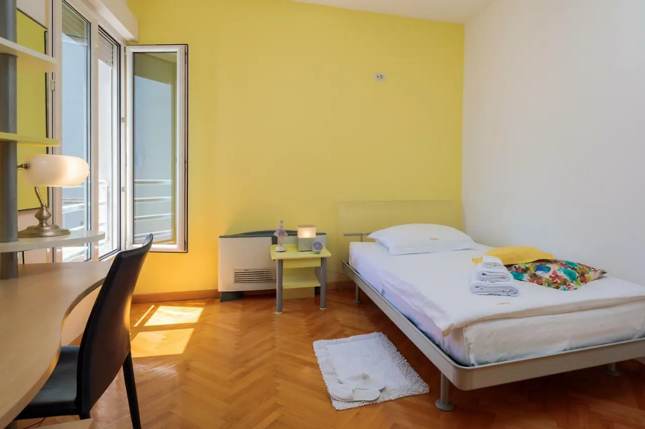 Seaside Apartment Gold 1Row Split