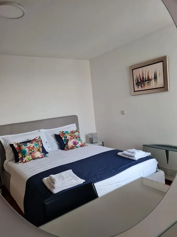 Seaside Apartment Gold 1Row Split