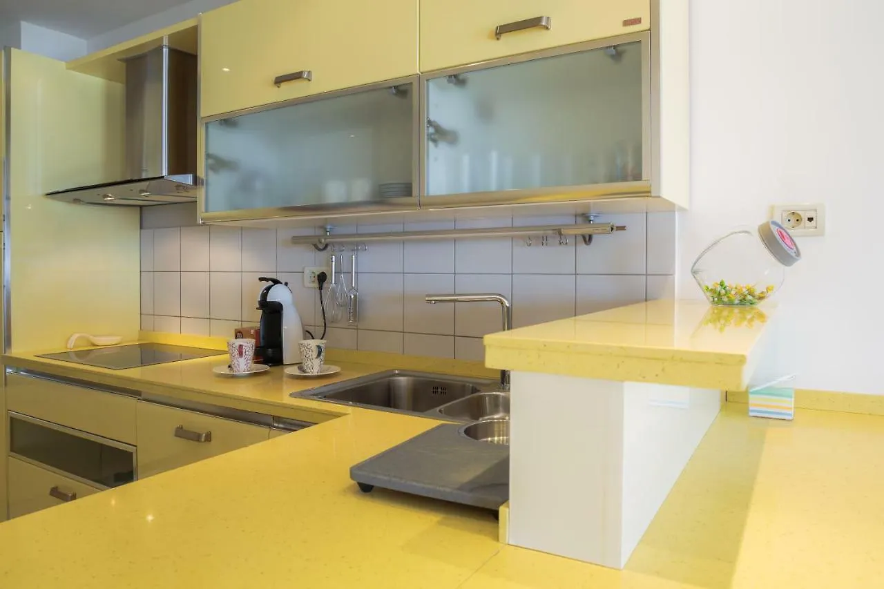 Seaside Apartment Gold 1Row Split