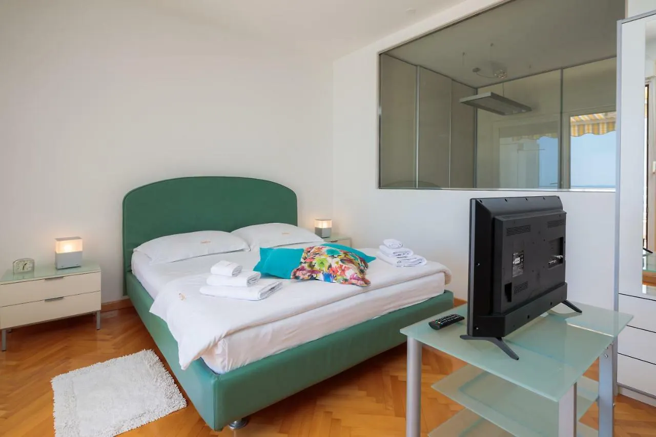 Seaside Apartment Gold 1Row Split
