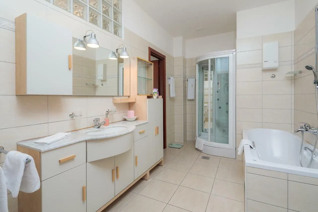 Seaside Apartment Gold 1Row Split