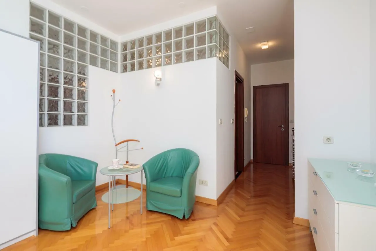 Seaside Apartment Gold 1Row Split