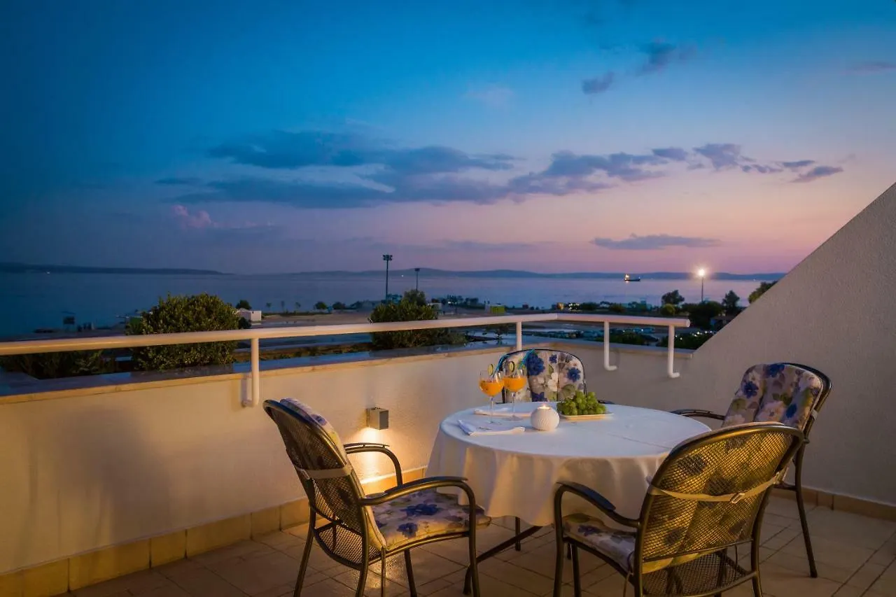 Seaside Apartment Gold 1Row Split